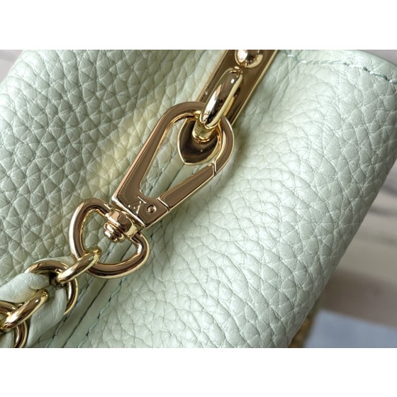 𝐋𝐎𝐔𝐈𝐒𝐕𝐔𝐈𝐓𝐓𝐎𝐍 M22916/M48865 mini Apple green with white chain. This CAPUCINES handbag